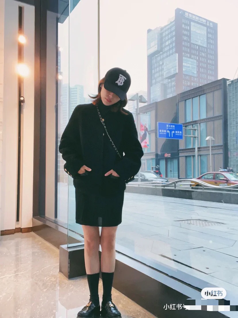 Burberry - Новая клетчатая бейсболка с большой вышивкой буквы B