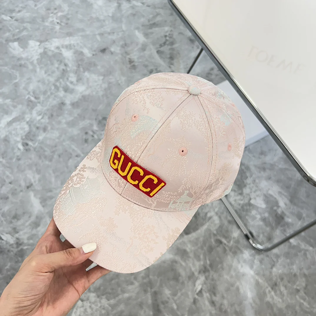 Новая бейсболка Gucci 2024 с вышивкой - розовая.