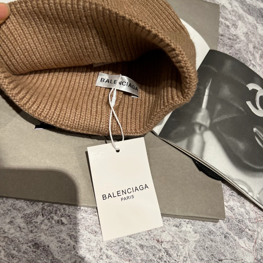 Вязаная шапка Balenciaga с буквой - 1 шт.