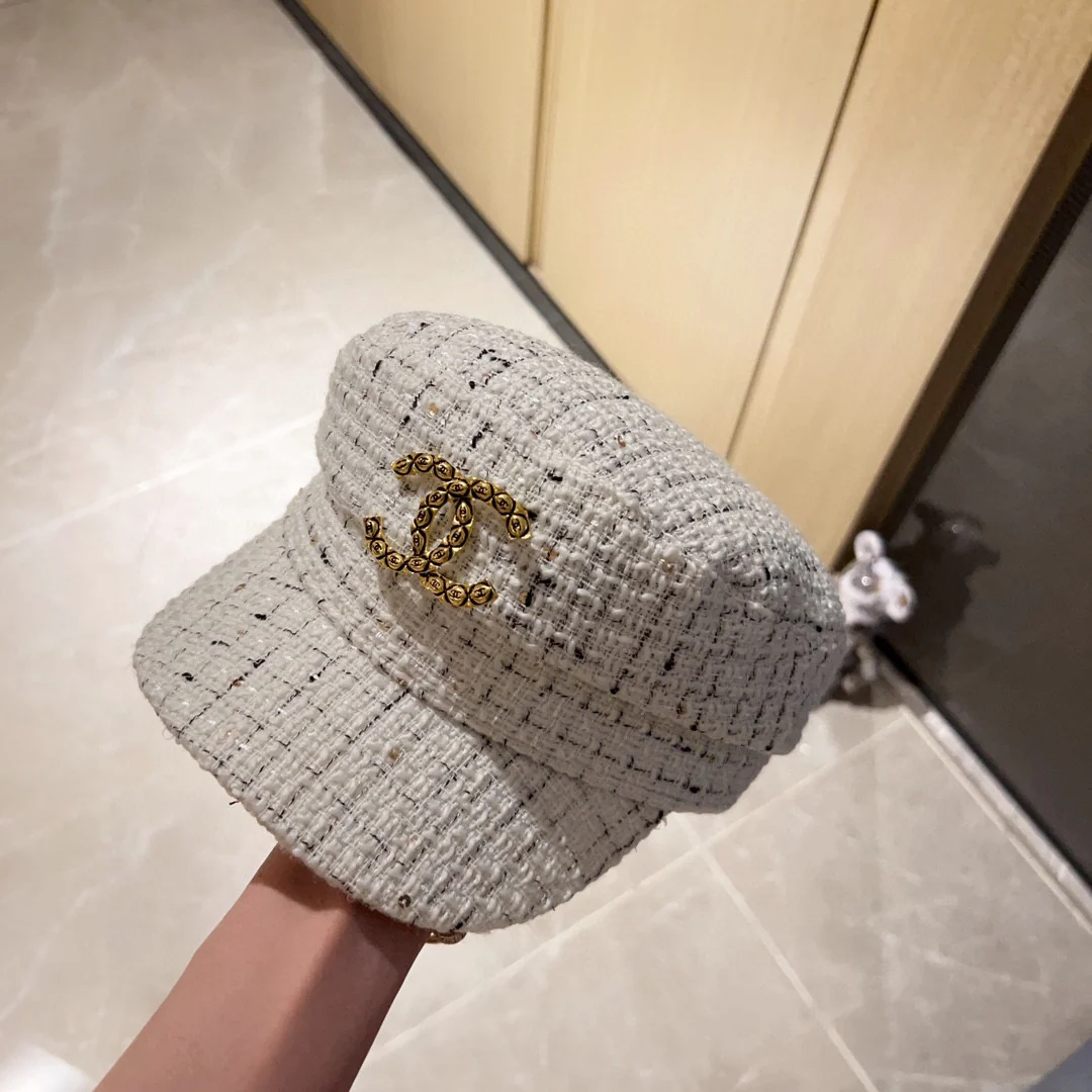 Миниатюрный металлический берет Chanel 2023 года с логотипом — белый.