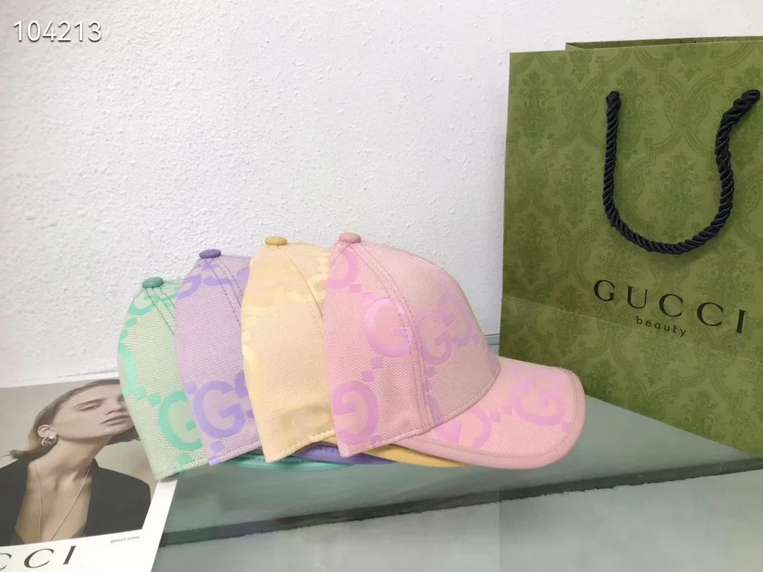 Новинка сезона весна/лето 2023 от Gucci - бейсболка с жаккардовым узором.