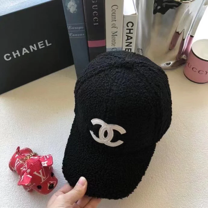 Chanel - Бейсболка с меховой подкладкой - Черная