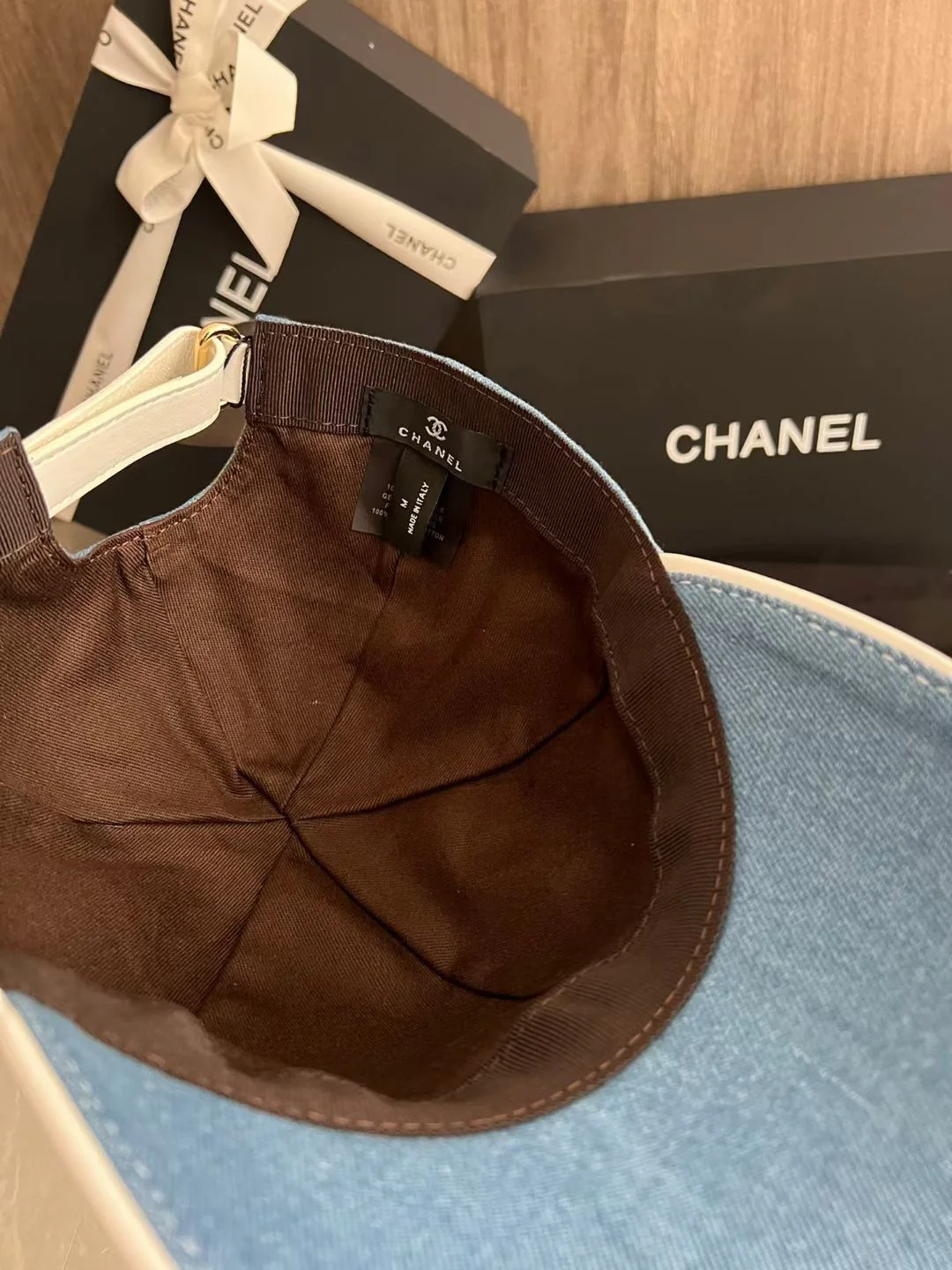 Бейсболка Chanel в ковбойском стиле с объемной вышивкой