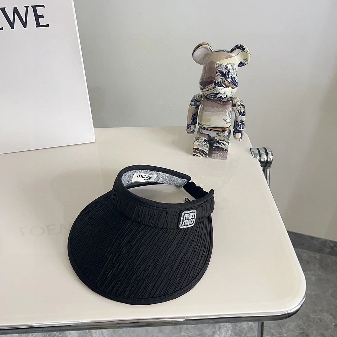 Новая элегантная плиссированная шляпа от солнца Miu Miu из летней коллекции 2024 года - черная.