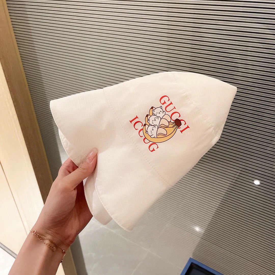 Панама Gucci с кошачьим принтом, 2022 год.