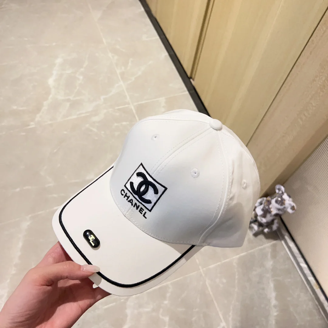 Новинка сезона весна/лето 2023 от Chanel - бейсболка - белая