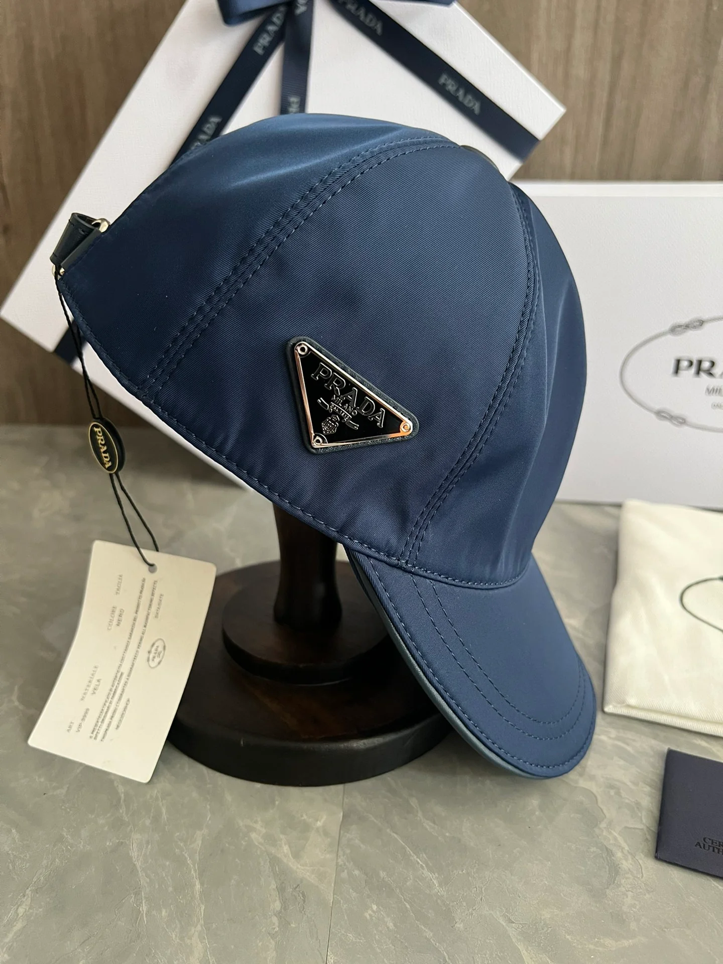 Prada - Нейлоновая бейсболка с треугольным логотипом сбоку - Синяя