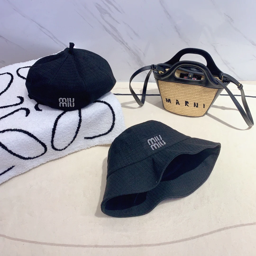 Новинка сезона ?Рыбацкая шляпа? от Miu Miu, начало осени 2023 года - 1