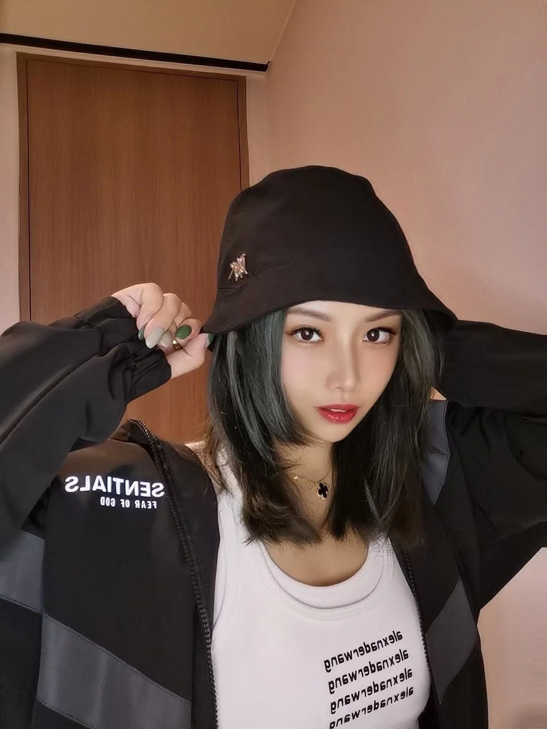 Dior - Необычная рыбацкая шляпа