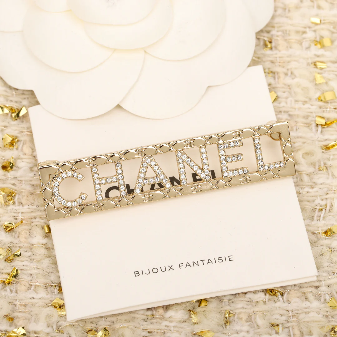 Chanel - квадратная ажурная брошь в виде буквы (25 пенсов)