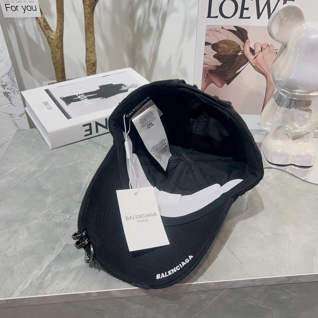 Новинки Balenciaga весна/лето 2023 - Шляпа с заклепками/Сферическая кепка - Черная