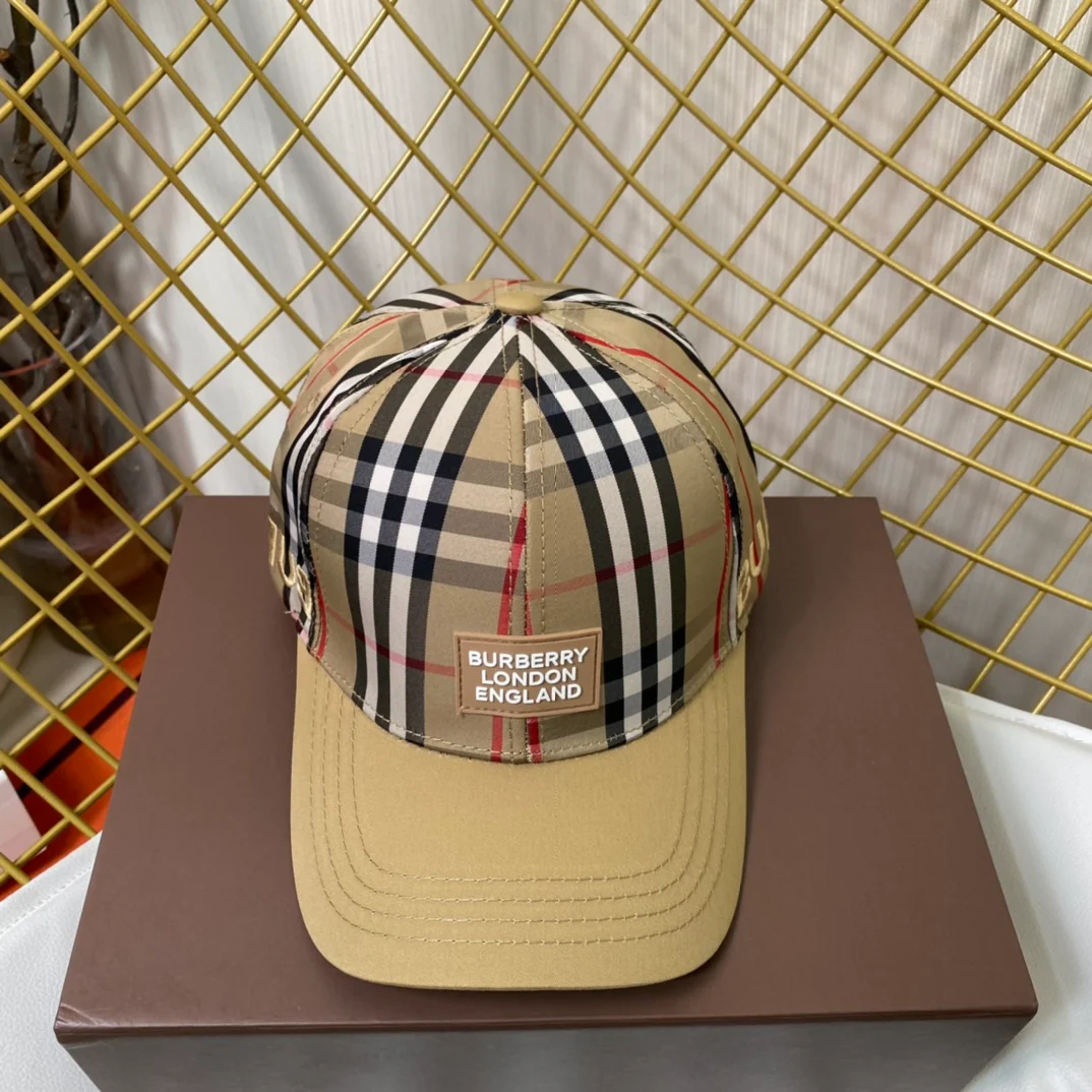 Burberry - Классическая бейсболка в клетку