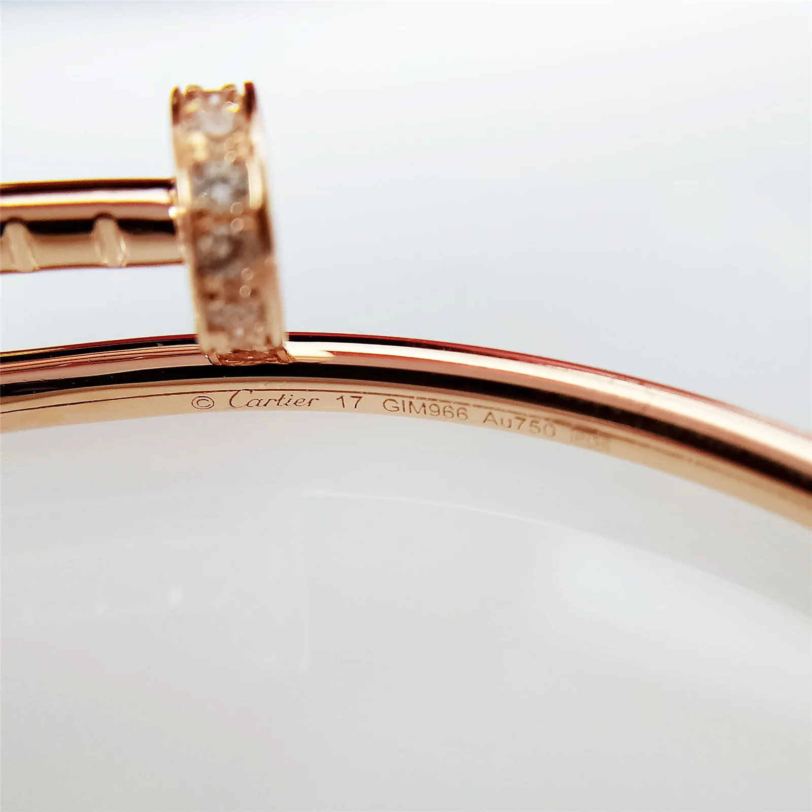 Браслет Cartier ?Гвоздика? — розовое золото с бриллиантами в половинках бриллиантов.