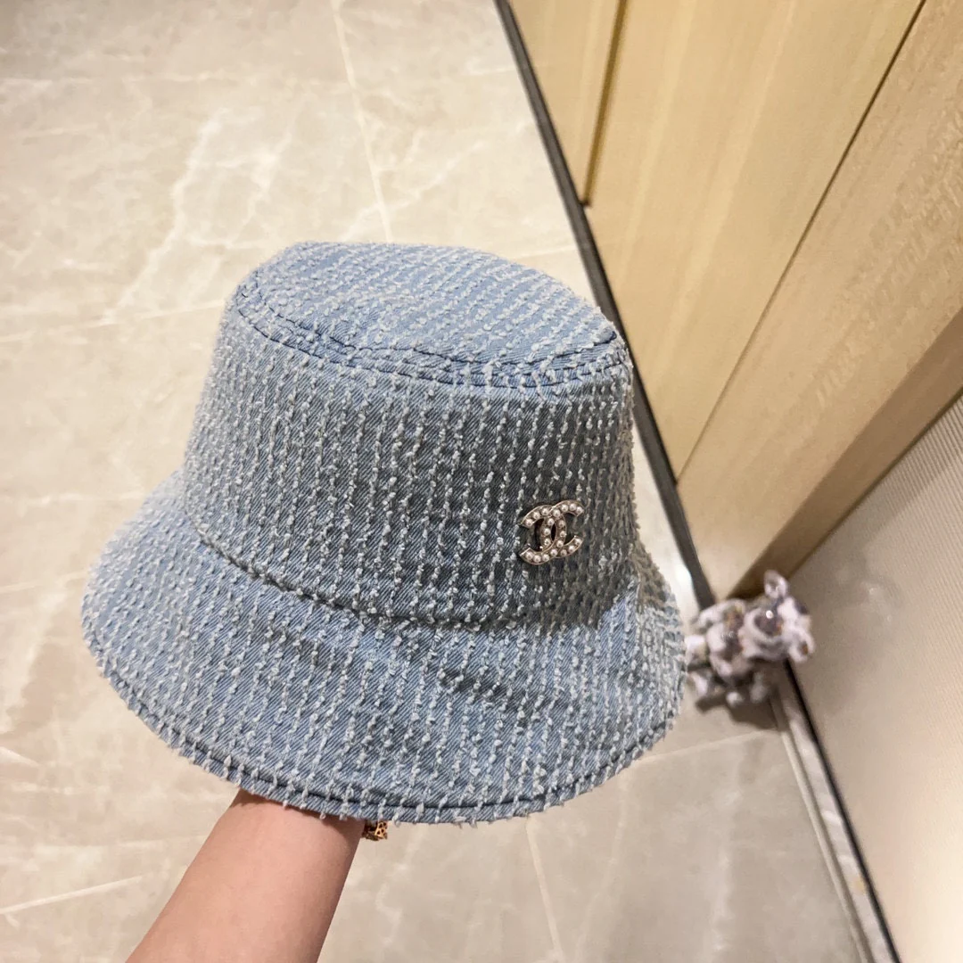 Новая ретро-шляпа рыбака в ковбойском стиле от Chanel 2023 года - светло-голубая.