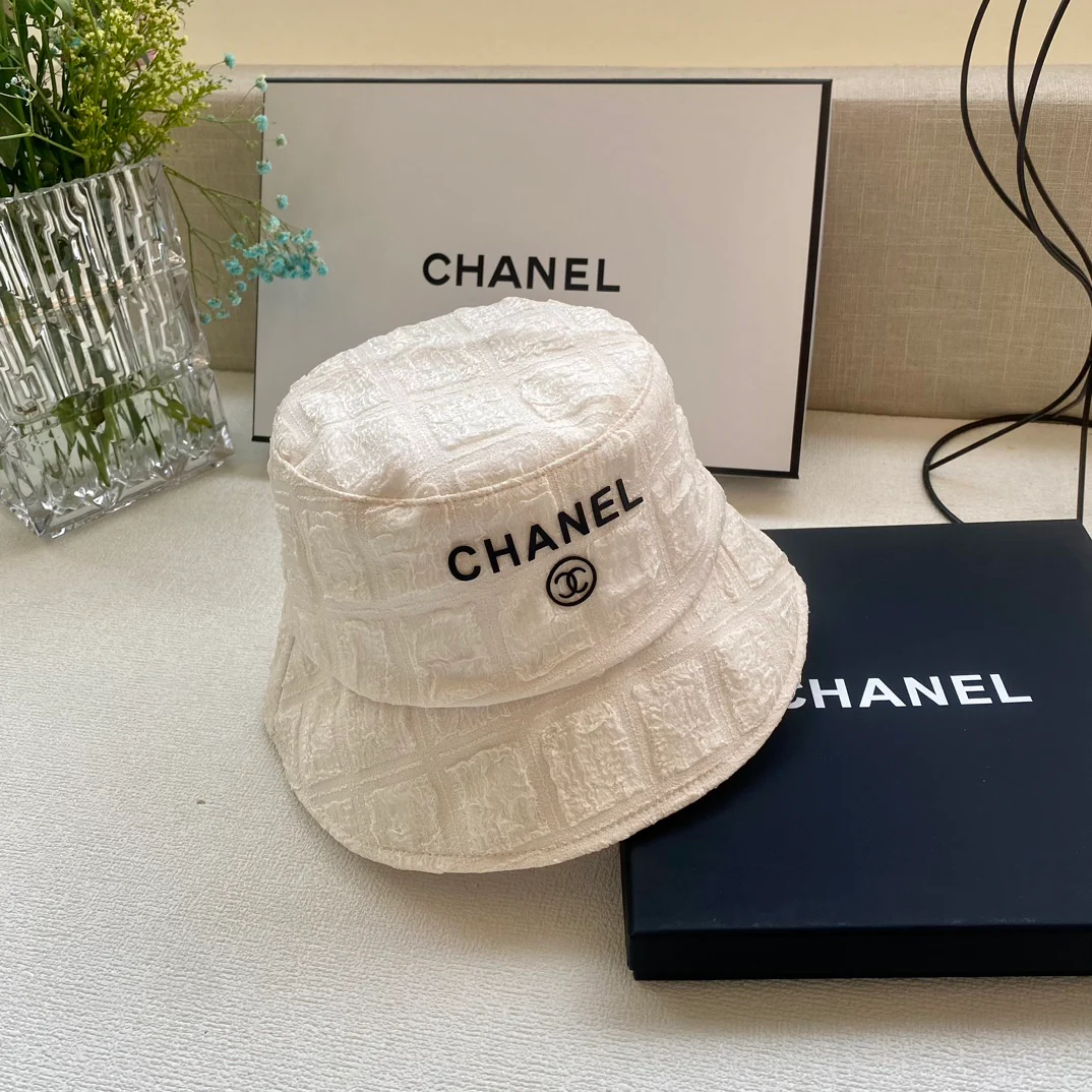 Новая плетеная жаккардовая рыбацкая шляпа Chanel весна/лето 2023 — белая.