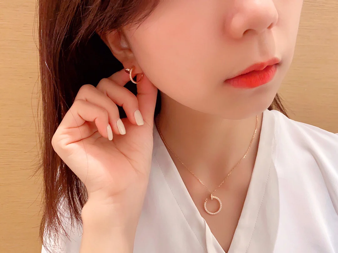 Небольшие серьги-гвоздики Cartier из розового золота, полностью инкрустированные бриллиантами.