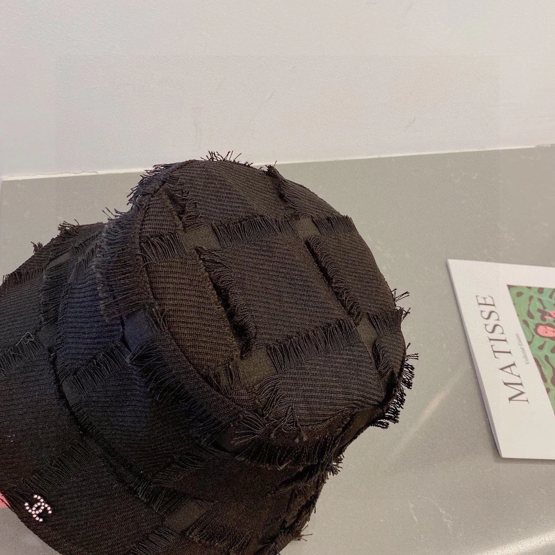 Новинка весенне-осенней коллекции Chanel 2023 — Зачесанная назад рыбацкая шляпа — Черная