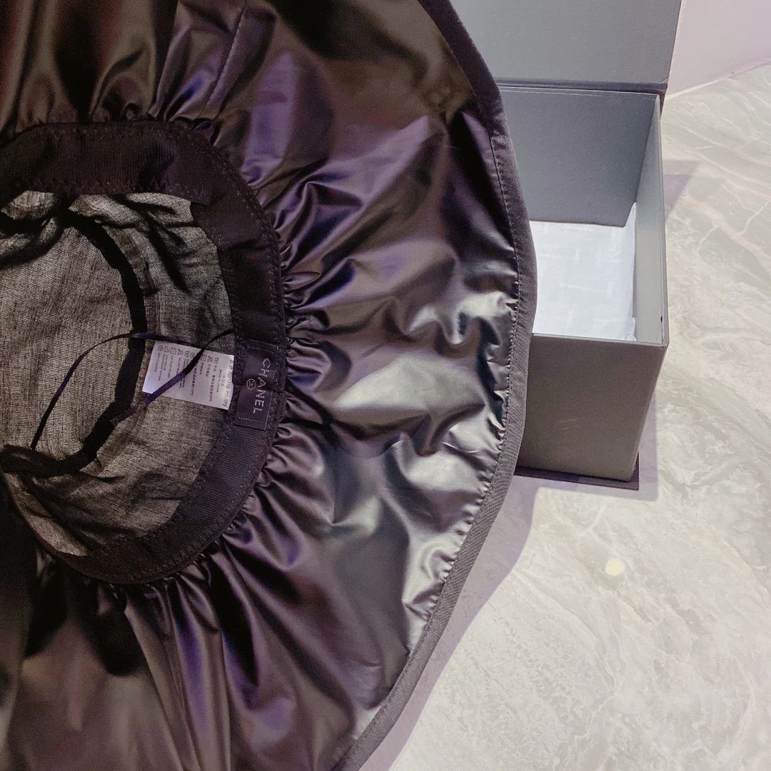 Солнцезащитная шляпа Chanel из ткани, устойчивой к УФ-излучению. Складная широкополая шляпа от солнца.