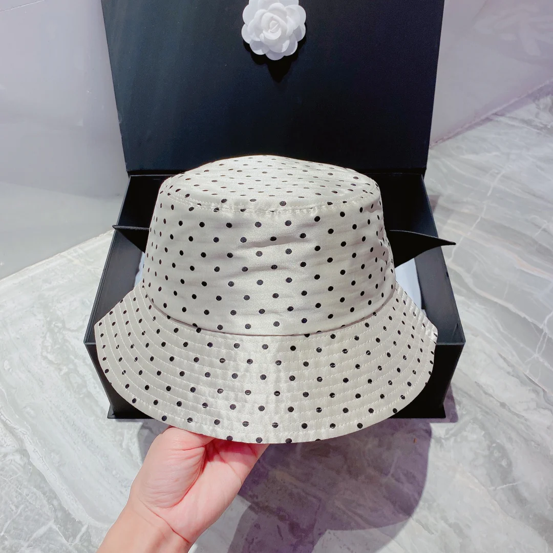 Chanel - Элегантная атласная шляпа от солнца