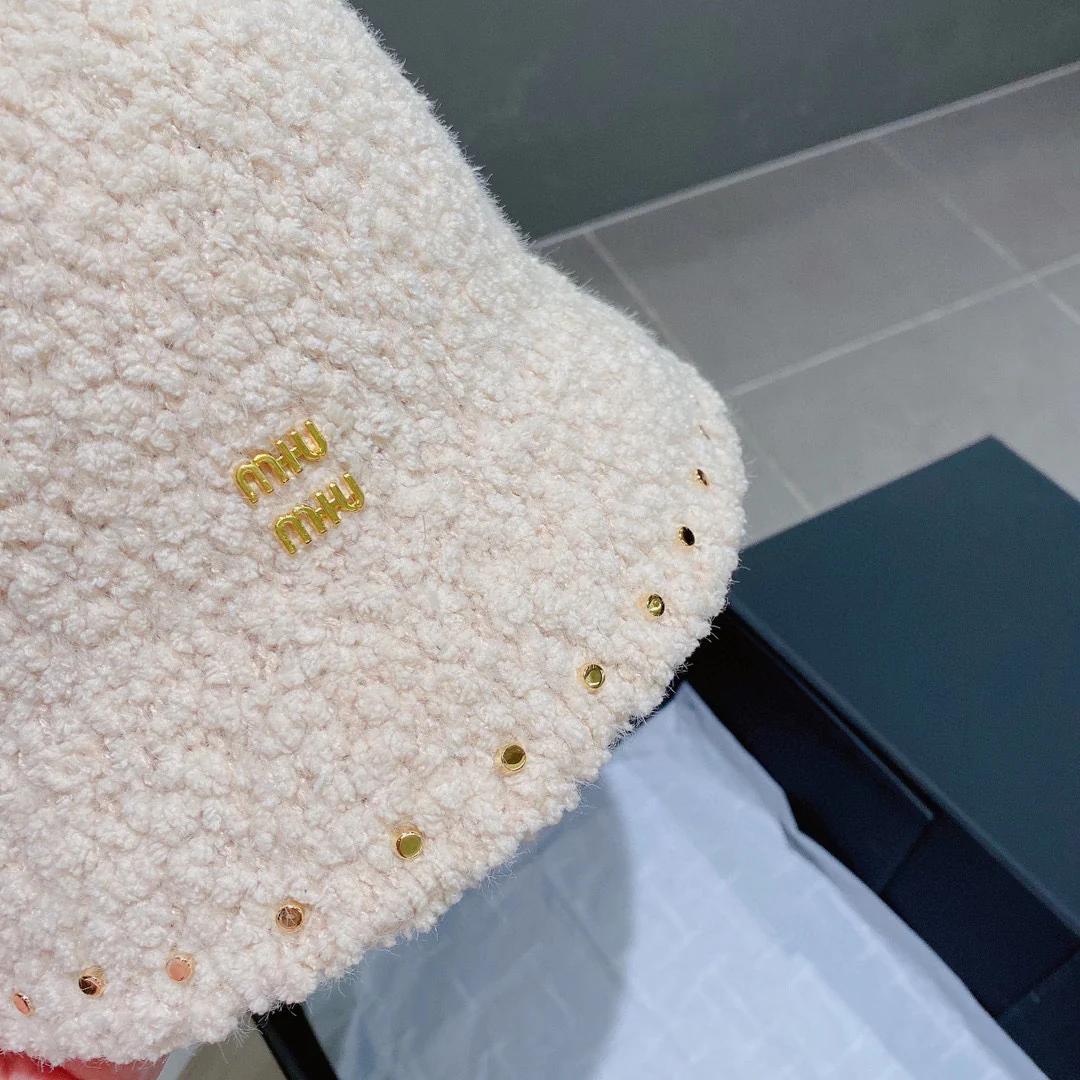 Панама Miu Miu с заклепками - белая