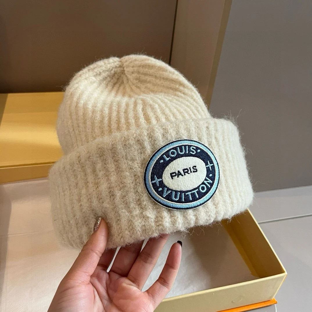 Вязаная шапка LV с вышитой биркой - белая