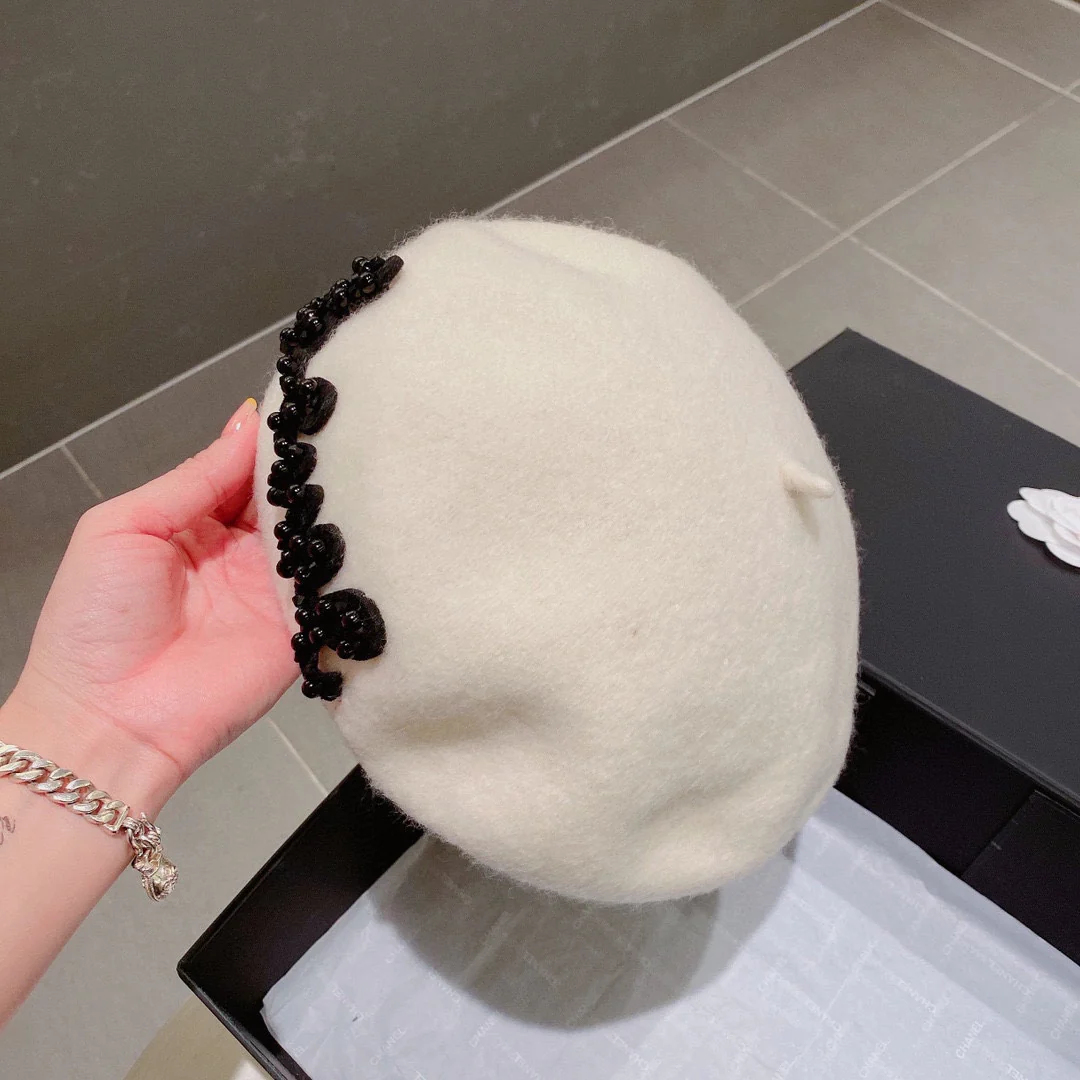 Шерстяной берет Chanel с вышивкой жемчугом - белый