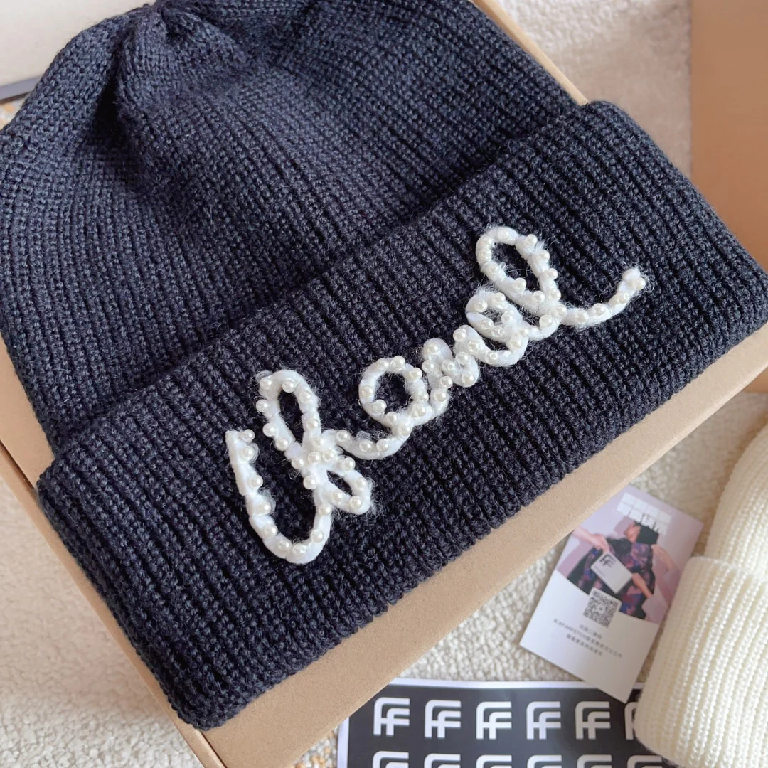 Плетеная шляпа Chanel с надписью курсивом — черная