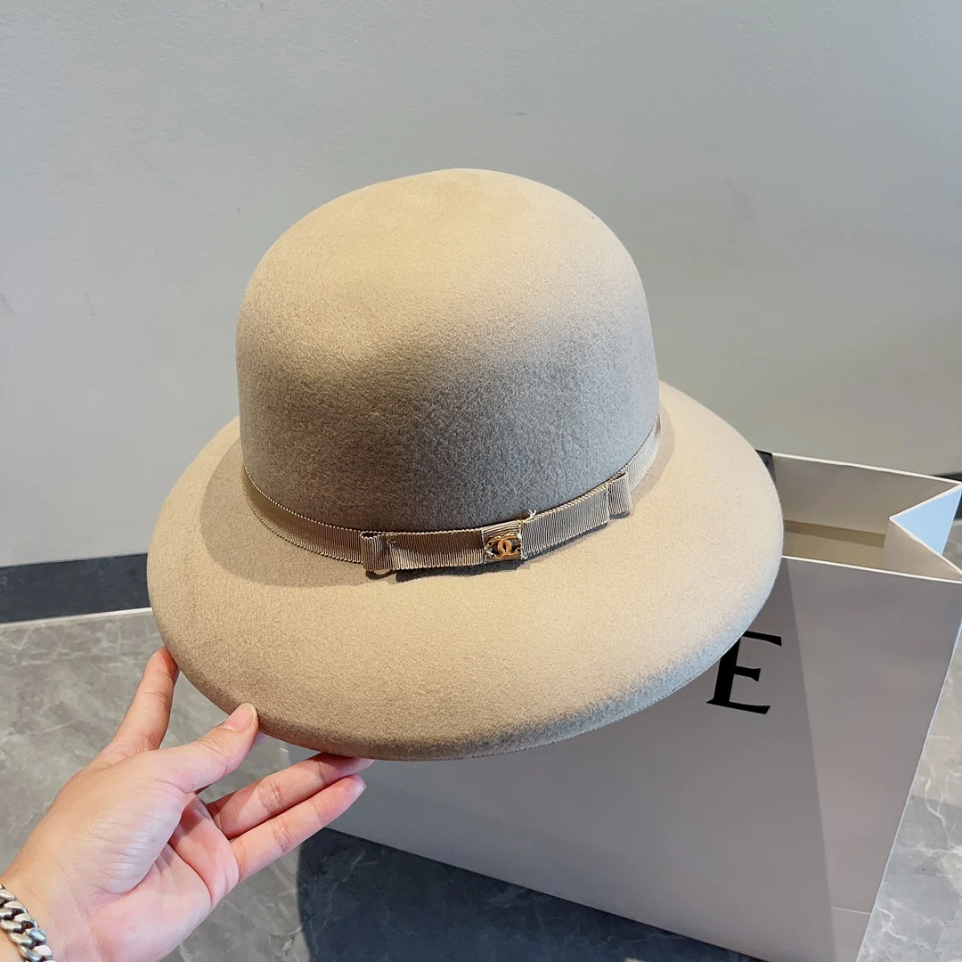 Маленькая шерстяная шляпка-фонарик Chanel Double C, бежевая.