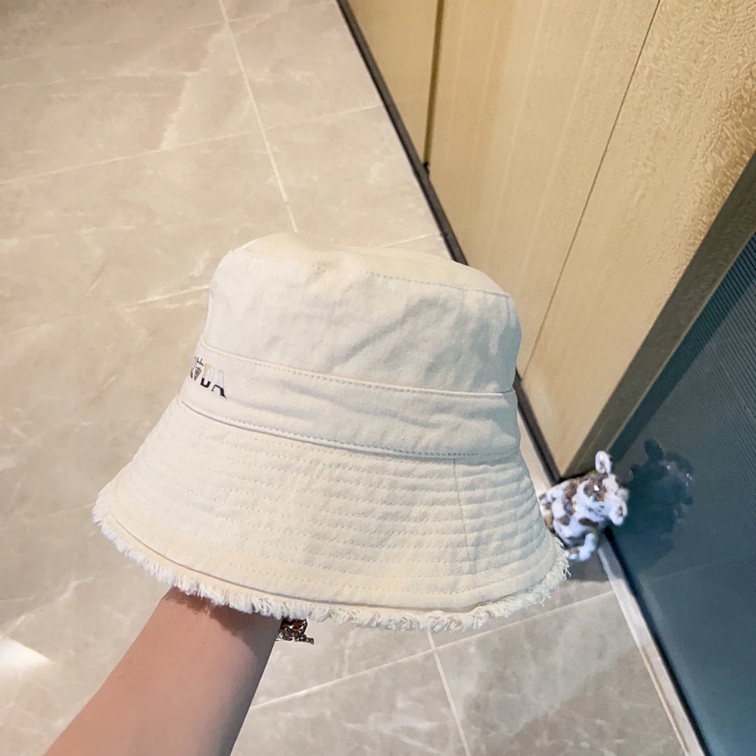 Новая рыбацкая шляпа Prada 2023 с кисточками на полях — белая.