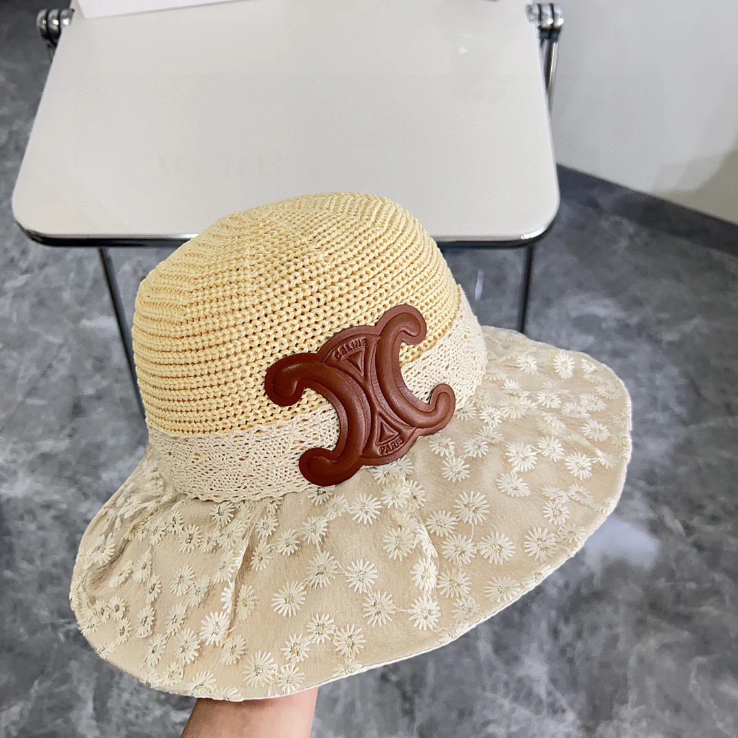 Новая простая и стильная пляжная панама Celine 2024 года — абрикосового цвета.