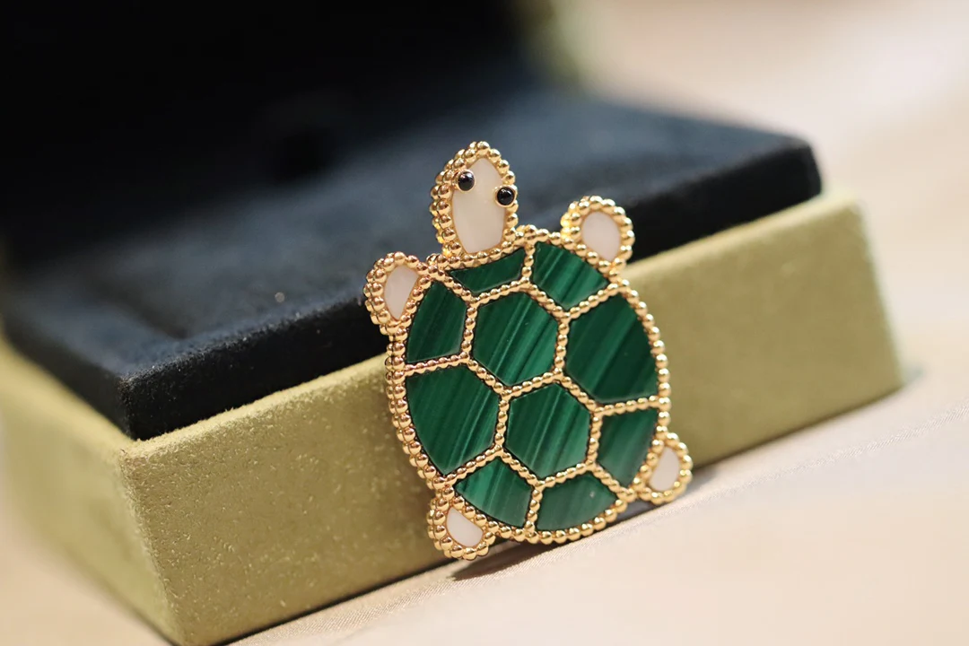 Van Véck - Брошь 017