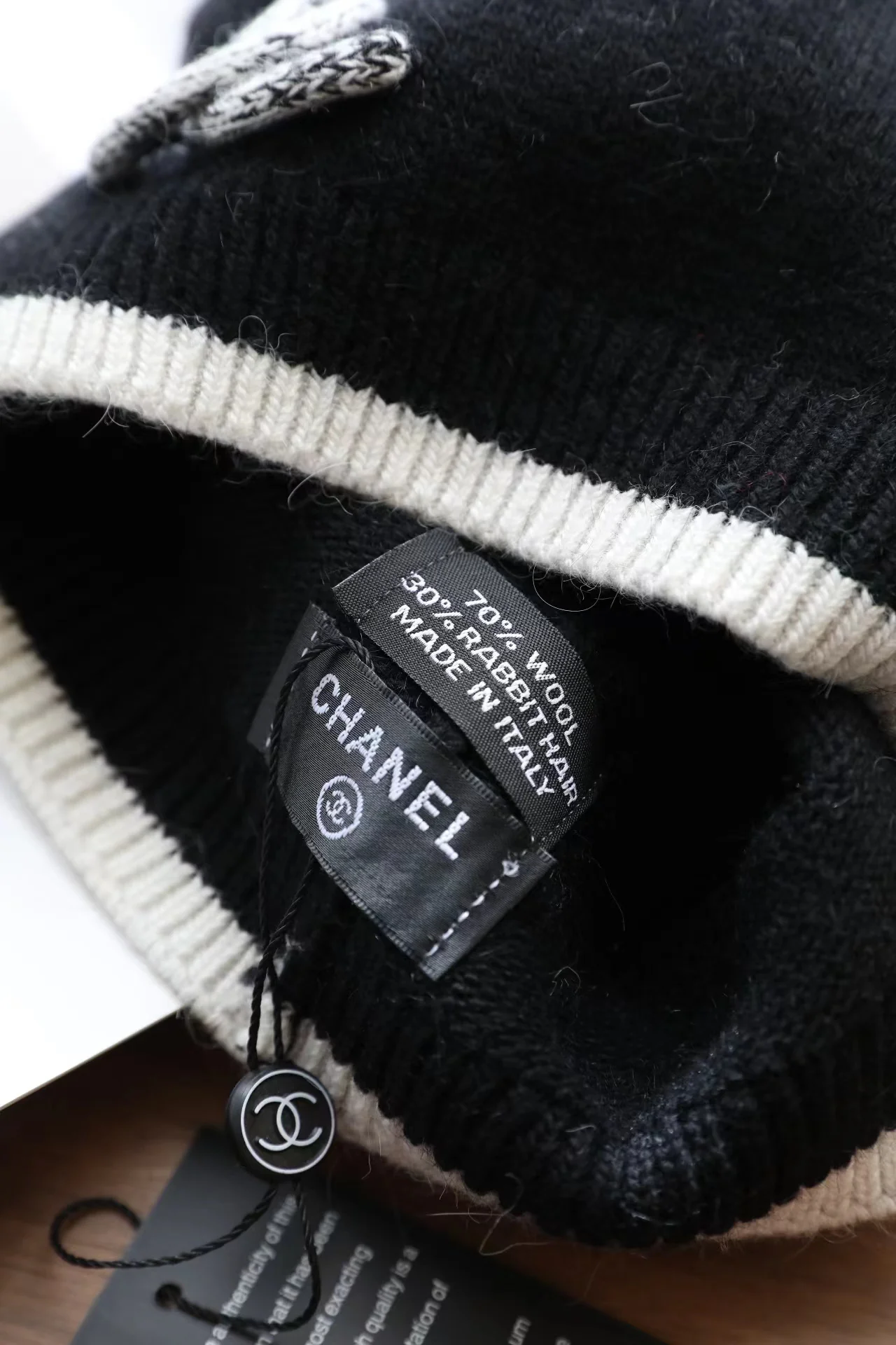 Chanel - Шерстяная вязаная шапка с закругленным краем - Черная