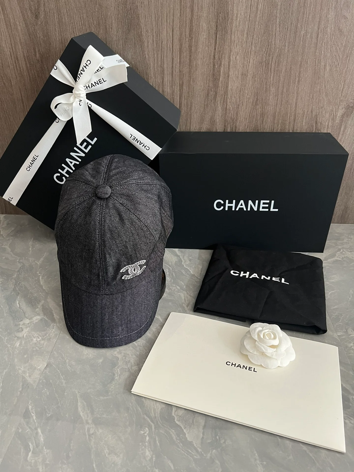Джинсовая бейсболка Chanel с вышивкой пайетками - серая