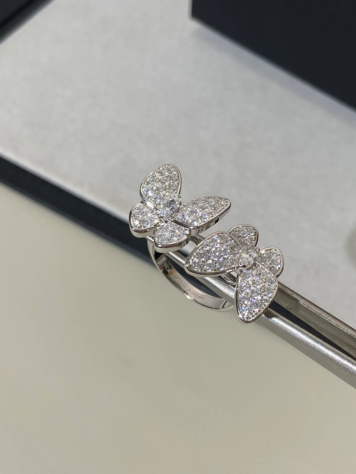 Ван Век - Кольцо 083