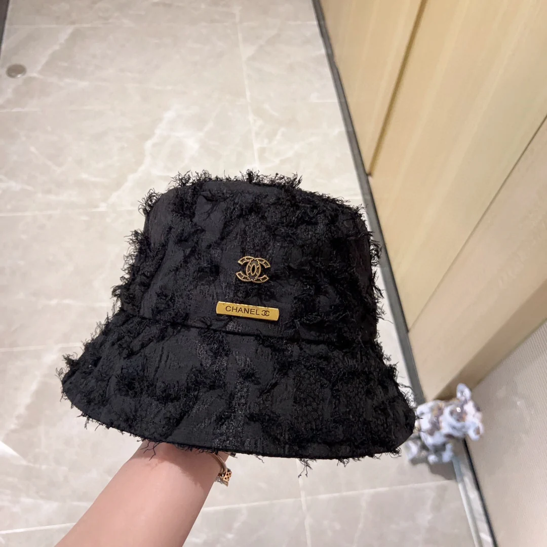 Новая коллекция Chanel ?Рыбацкая шляпа? сезона начало осени 2023 года — с перьями — черная.