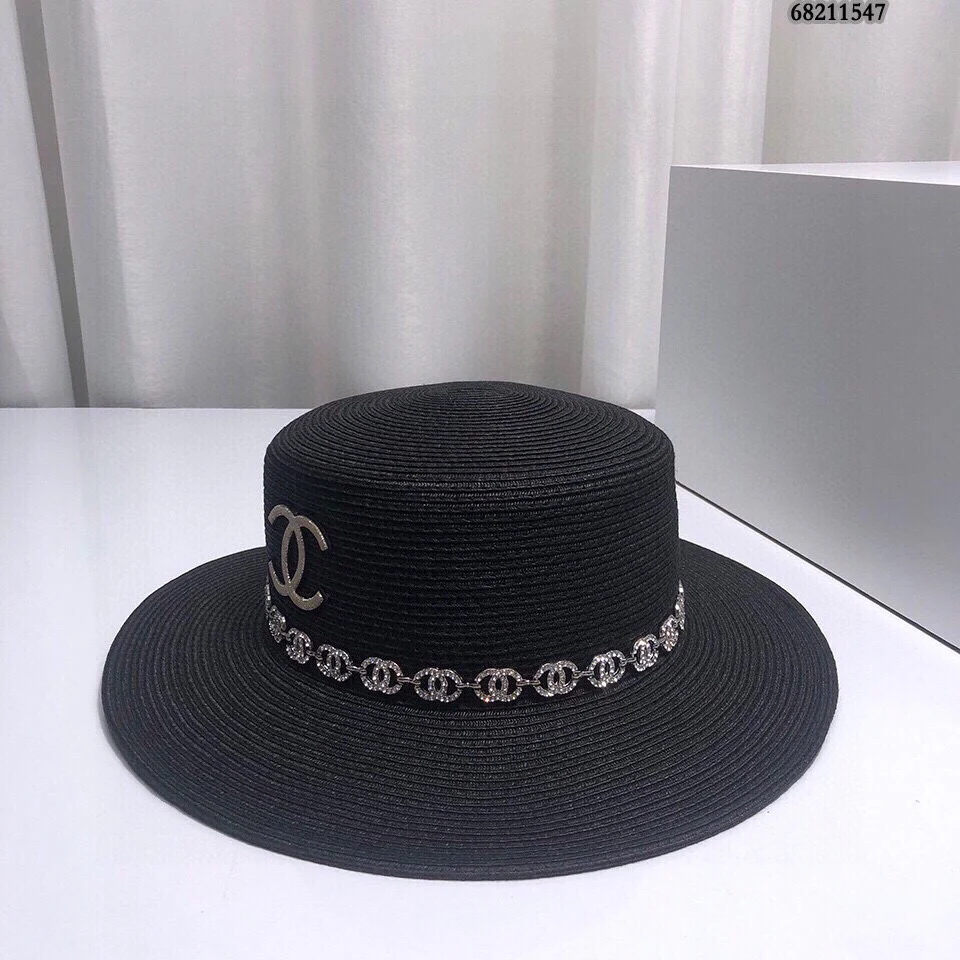 Новая соломенная шляпа Chanel 2022 года - черная.