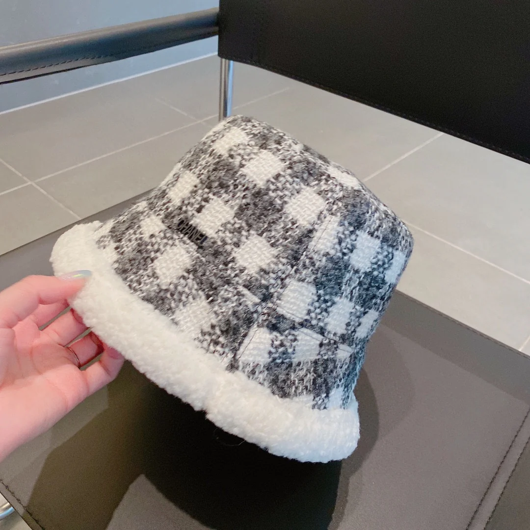 Рыбацкая шляпа Chanel в клетку из овечьей шерсти