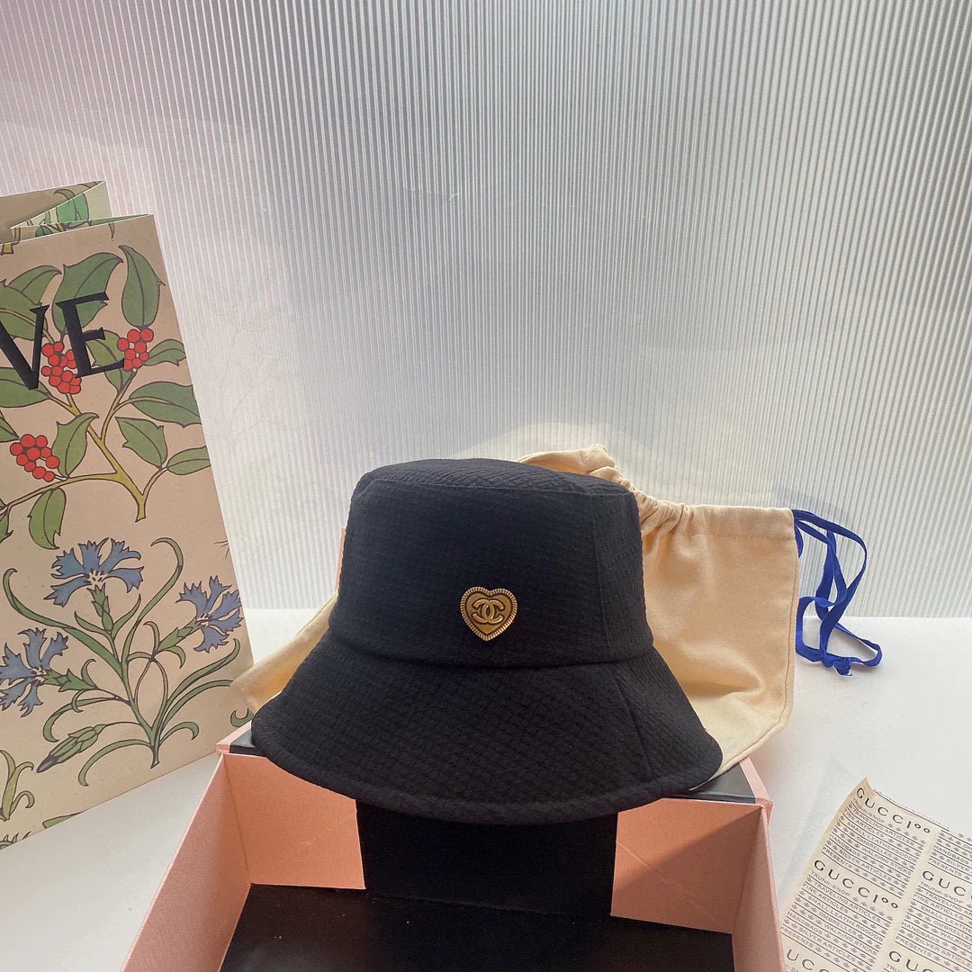 Chanel - Рыбацкая шляпа в форме сердца