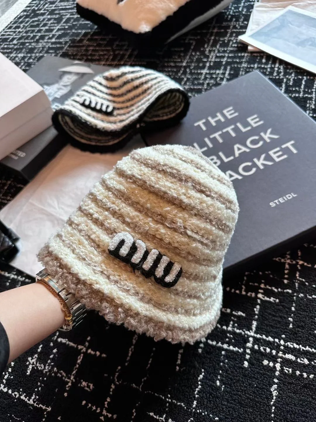 Miu Miu - Полосатая вязаная шапка с мехом, осенне-зимний сезон