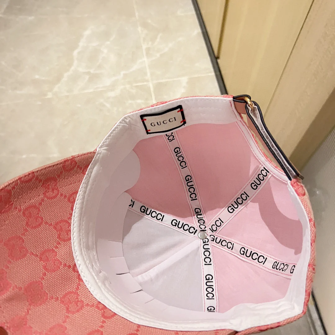 Новинка сезона весна/лето 2023 от Gucci - бейсболка с монограммой - розовая.