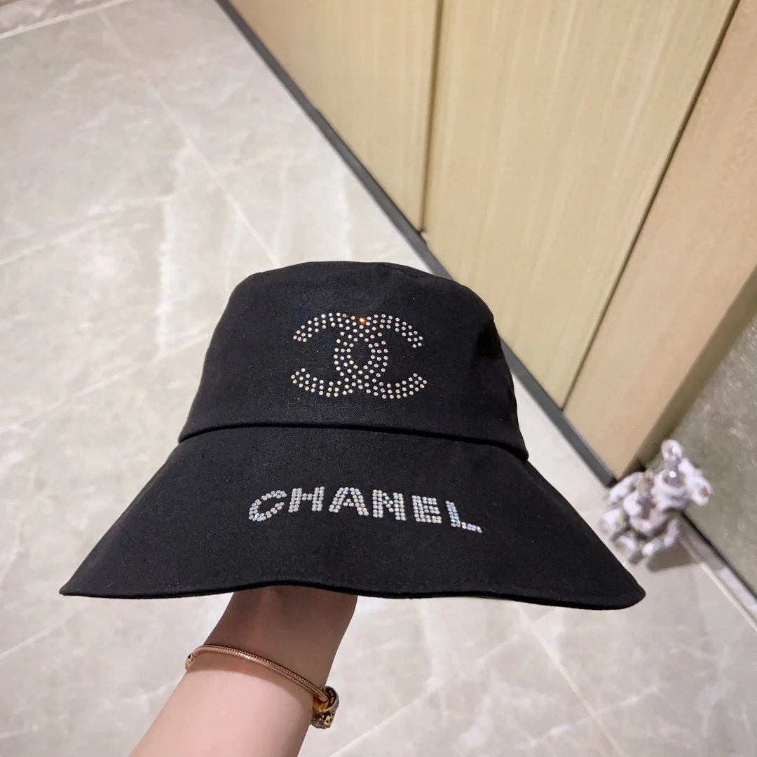 Новинка сезона весна/лето 2023 от Chanel - Рыбацкая шляпа со стразами - Черная