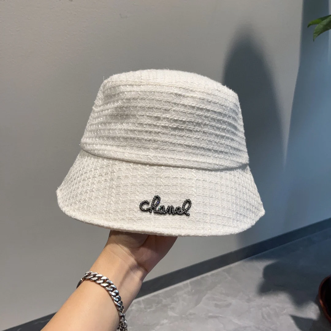 Новая рыбацкая шляпа с буквенным логотипом от Chanel из осенне-зимней коллекции.
