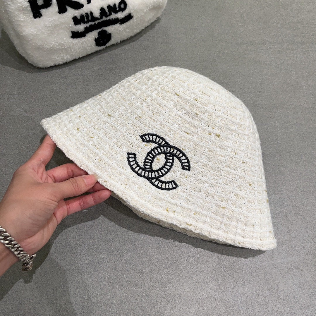 Новинка осенне-зимней коллекции Chanel: элегантная белая вязаная рыбацкая шапка.
