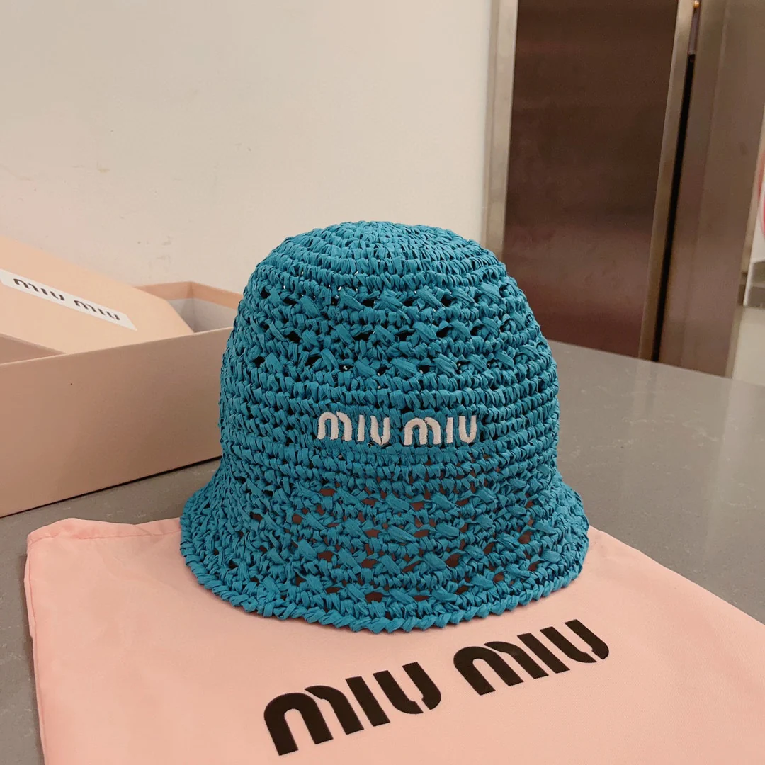 Новинка весны/лета Miu Miu 2023 — вязаная крючком рыбацкая шапка — синяя.