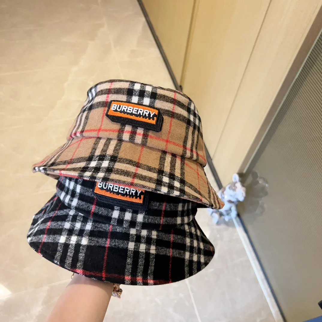 Новая панама Burberry 2023 года из кашемира в клетку - черная.
