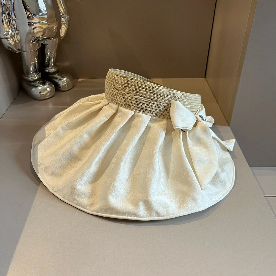 Солнцезащитная шляпа Chanel из атласа с перламутровым узором - белая.