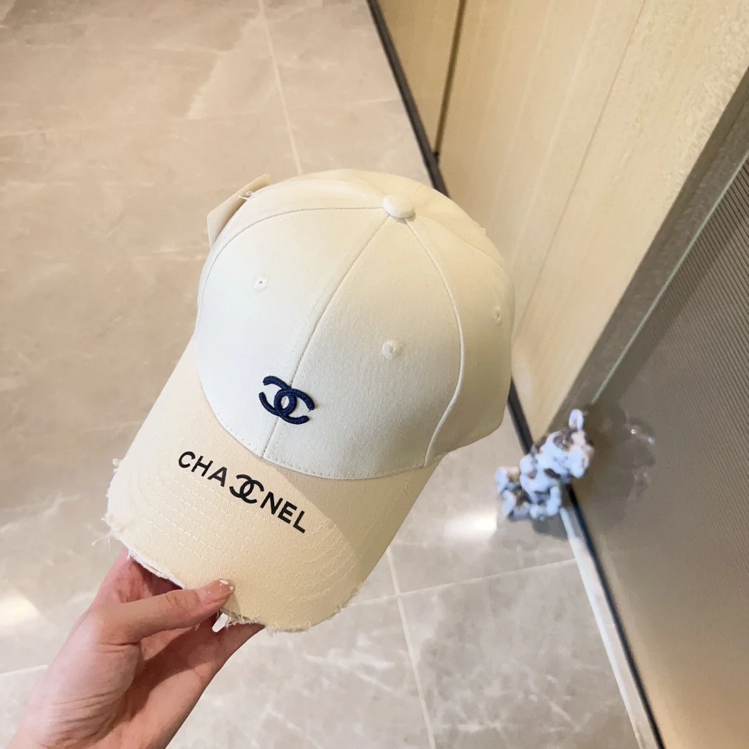 Новая бейсболка Chanel 2023 в стиле бутика с вышивкой - белая.