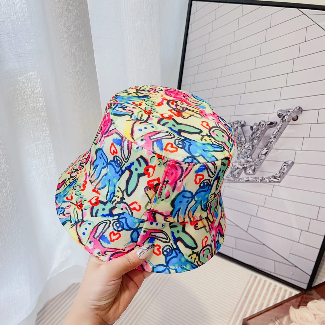 Новинка сезона весна/лето 2023 от Gucci - Панама в стиле граффити.