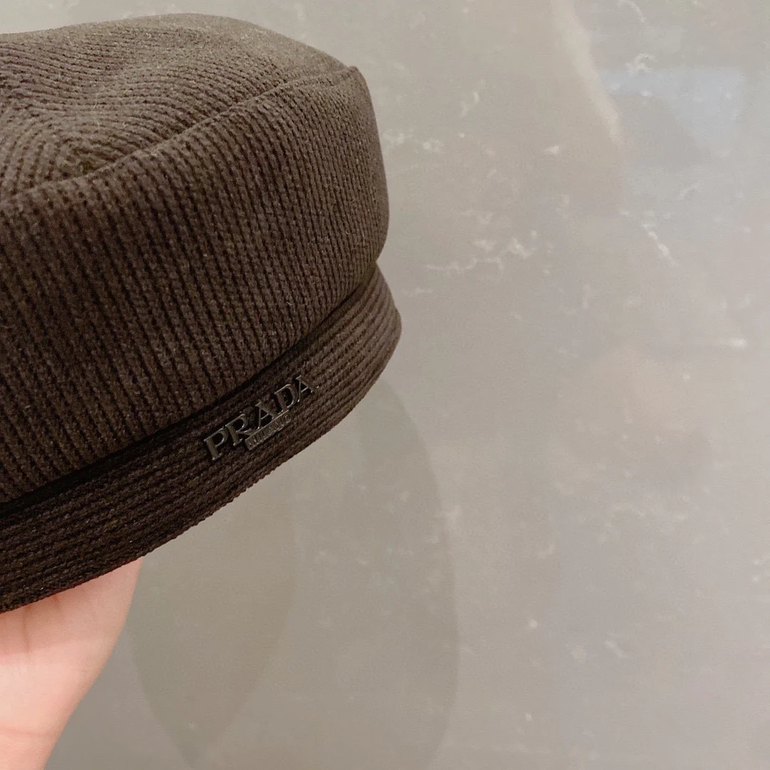 Вельветовый берет Prada - черный