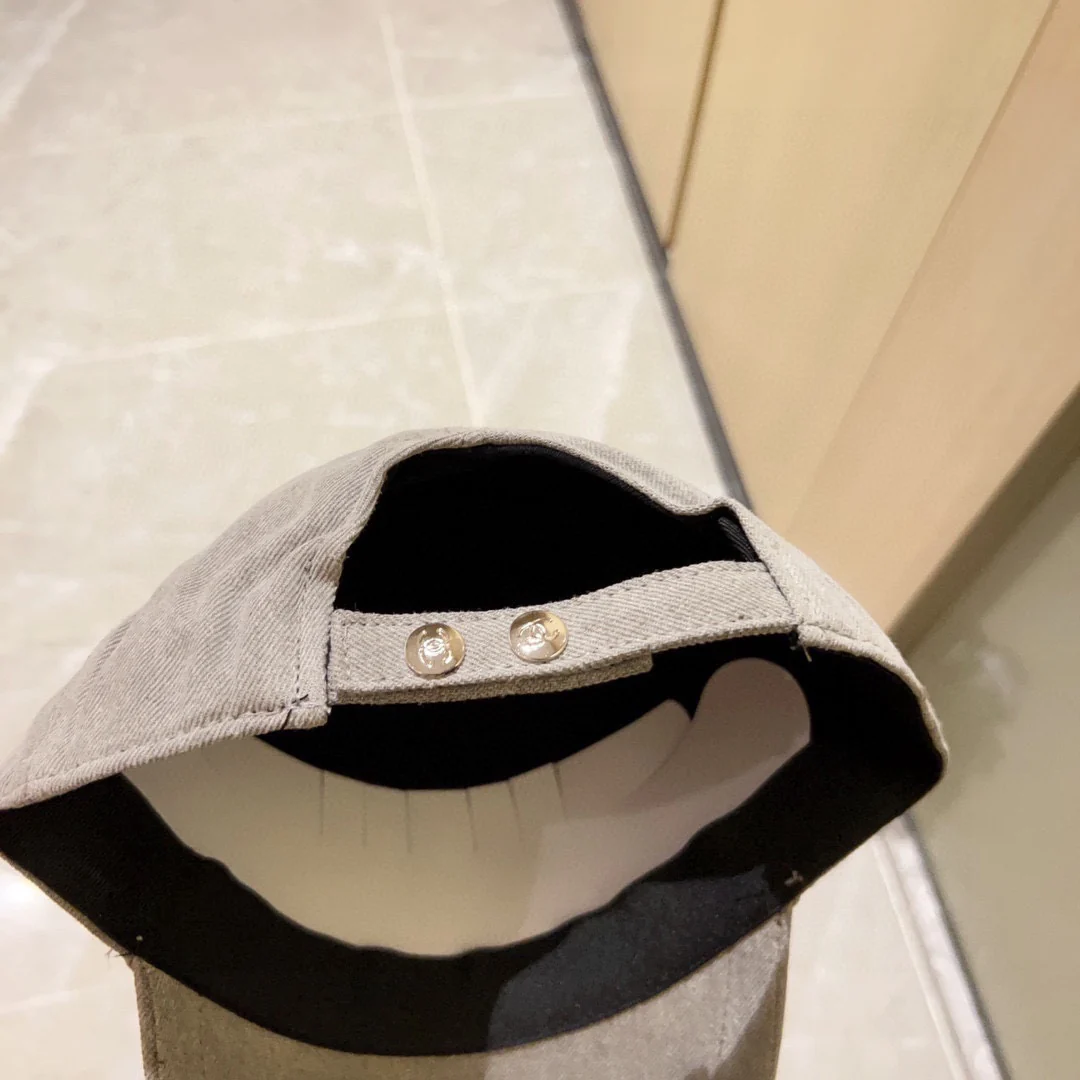 Новая минималистичная бейсболка Chanel 2023 с вышивкой - бежевая.